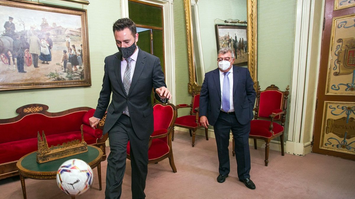 El alcalde de Burgos, Daniel de la Rosa, dio unos toques al balón en presencia del ejecutivo de LaLiga, Víctor Martín. TOMÁS ALONSO