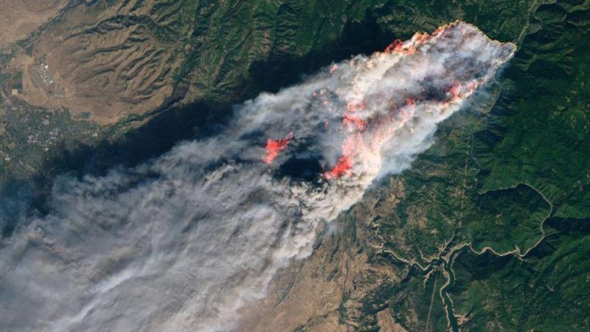 Imagen de la NASA facilitada ayer del incendio del norte de California.-EFE/EPA