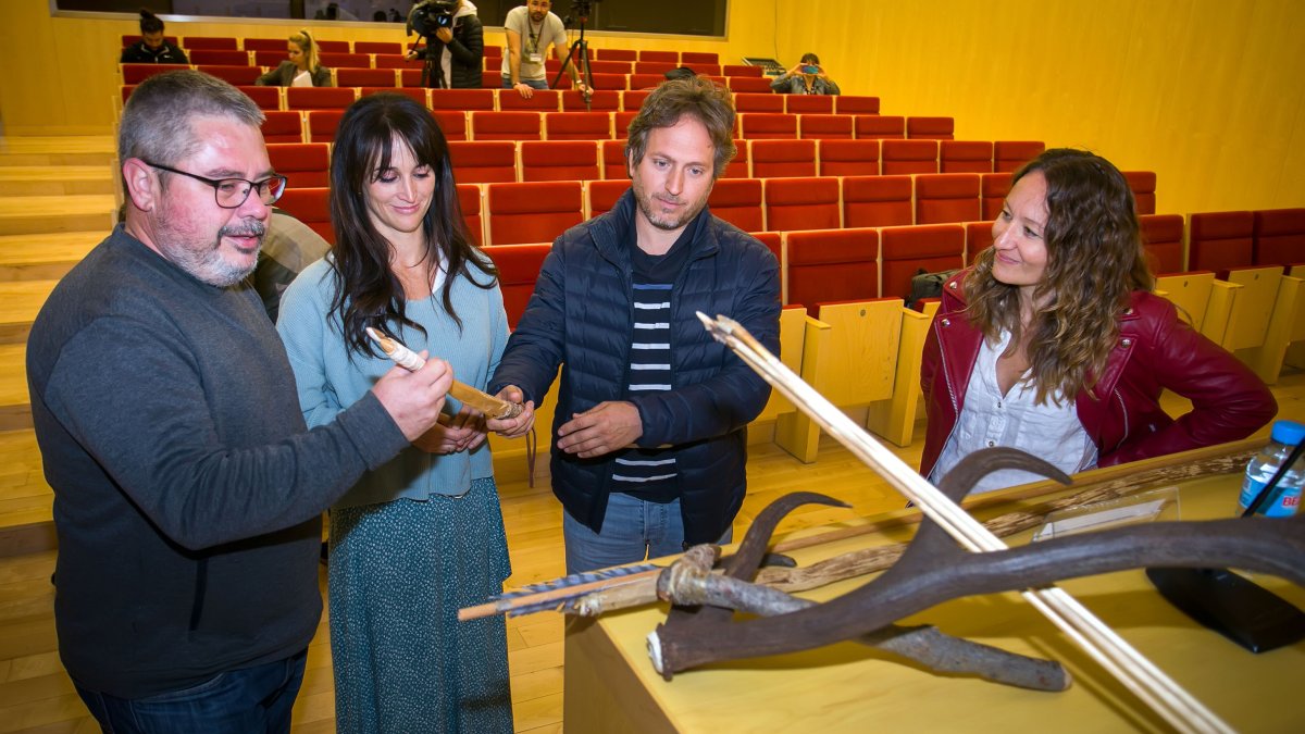 Los investigadores del Cenieh Felipe Cuartero y Noemí Sala con los responsables de Paleolítico Vivo Estefanía Muro y Eduardo Cerdá en el centro. TOMÁS ALONSO