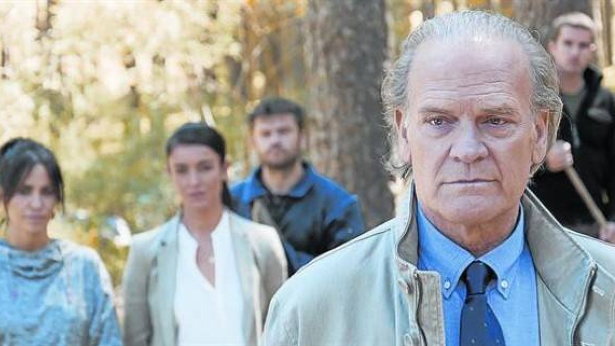El actor Lluís Homar, uno de los protagonistas de 'Bajo sospecha', con parte del equipo de la serie al fondo.-Foto: ATRESMEDIA
