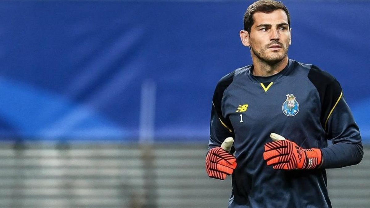 Iker Casillas, en un reciente entrenamiento con el Oporto.-/ EFE / FILIP SINGER