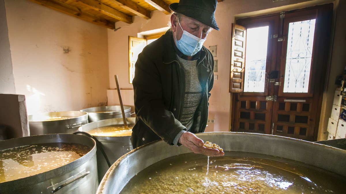 Uno de los cofrades comprueba el estado de los titos a remojo. TOMÁS ALONSO