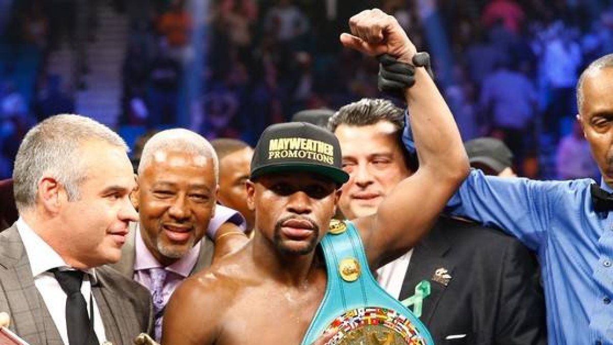 Floyd Mayweather Jr. celebra su victoria frente a Manny Pacquiao, tras el llamado 'combate de siglo'.-Foto: AFP / AL BELLO