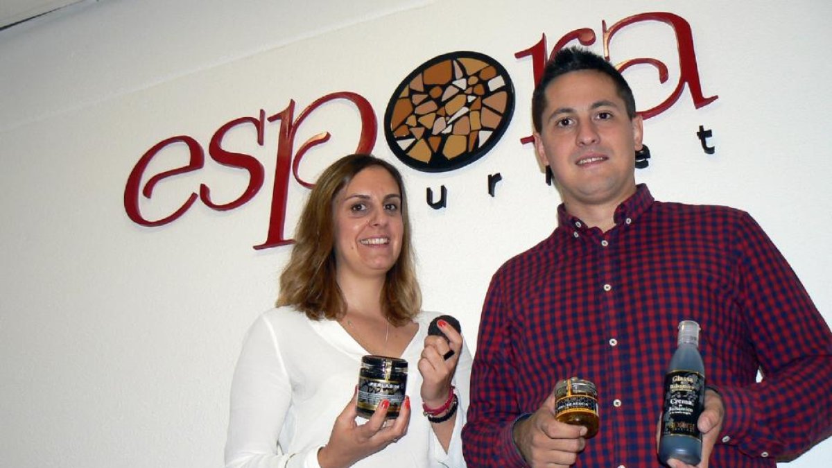 Blanca López y Roberto Antón, responsables de esta empresa soriana, con parte de los productos que elabora Espora Gourmet y una gran trufa.-T. CARRILLO
