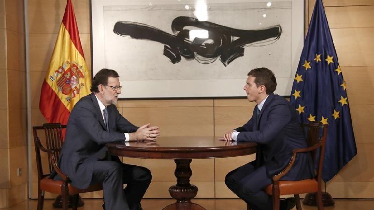 El presidente del Gobierno en funciones, Mariano Rajoy (i), y el líder de Ciudadanos, Albert Rivera, durante la entrevista que mantuvieron hoy en el Congreso de los Diputados en una nueva ronda de contactos.-EFE/Chema Moya