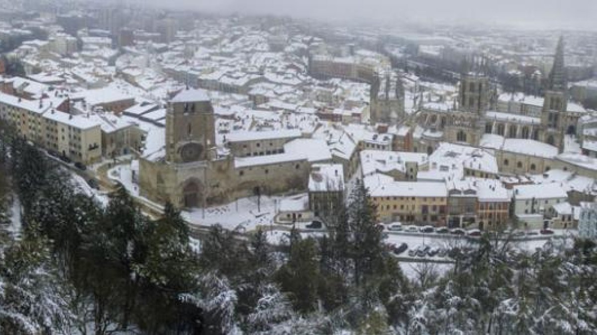 La nieve cubrió por completo la capital y junto con el hielo complicó mucho los desplazamientos por la ciudad, especialmente en las entradas a los polígonos de Villalonquéjar y el Burgos Este.-ISRAEL L. MURILLO