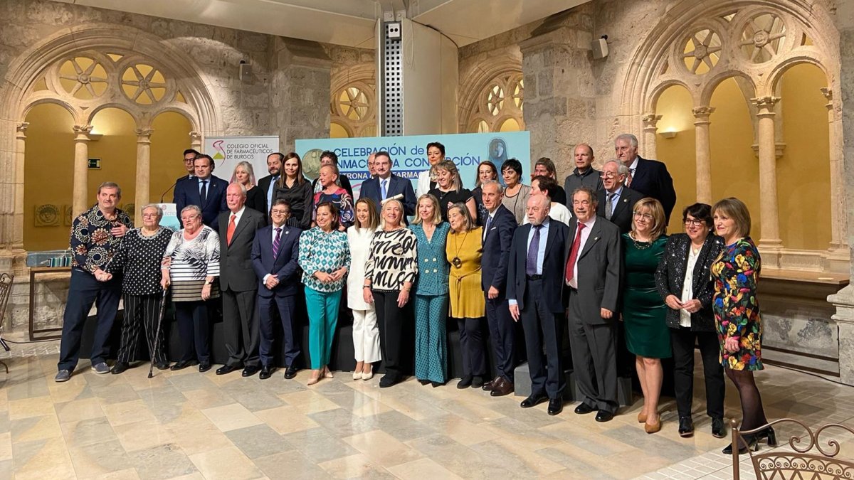 Tras una cena de hermandad se celebró un acto de reconocimiento profesional con la entrega e imposición de medallas de la institución.