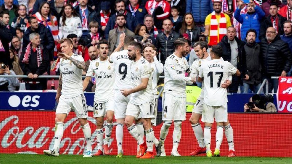 Los jugadores del Madrid celebran el tercer gol el Atlético en el Metropolitano.-EFE / RODRIGO JIMÉNEZ