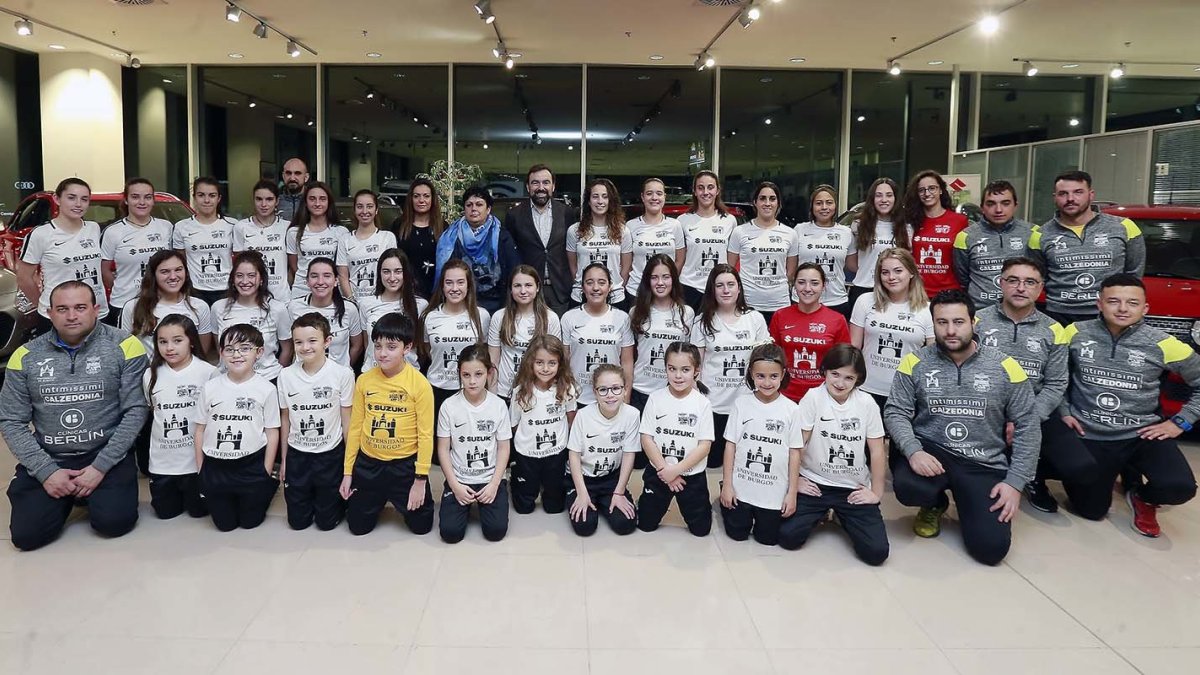 Las jugadoras de las diferentes categorías del UBU Nuestra Señora de Belén durante el acto celebrado ayer. RAÚL G. OCHOA