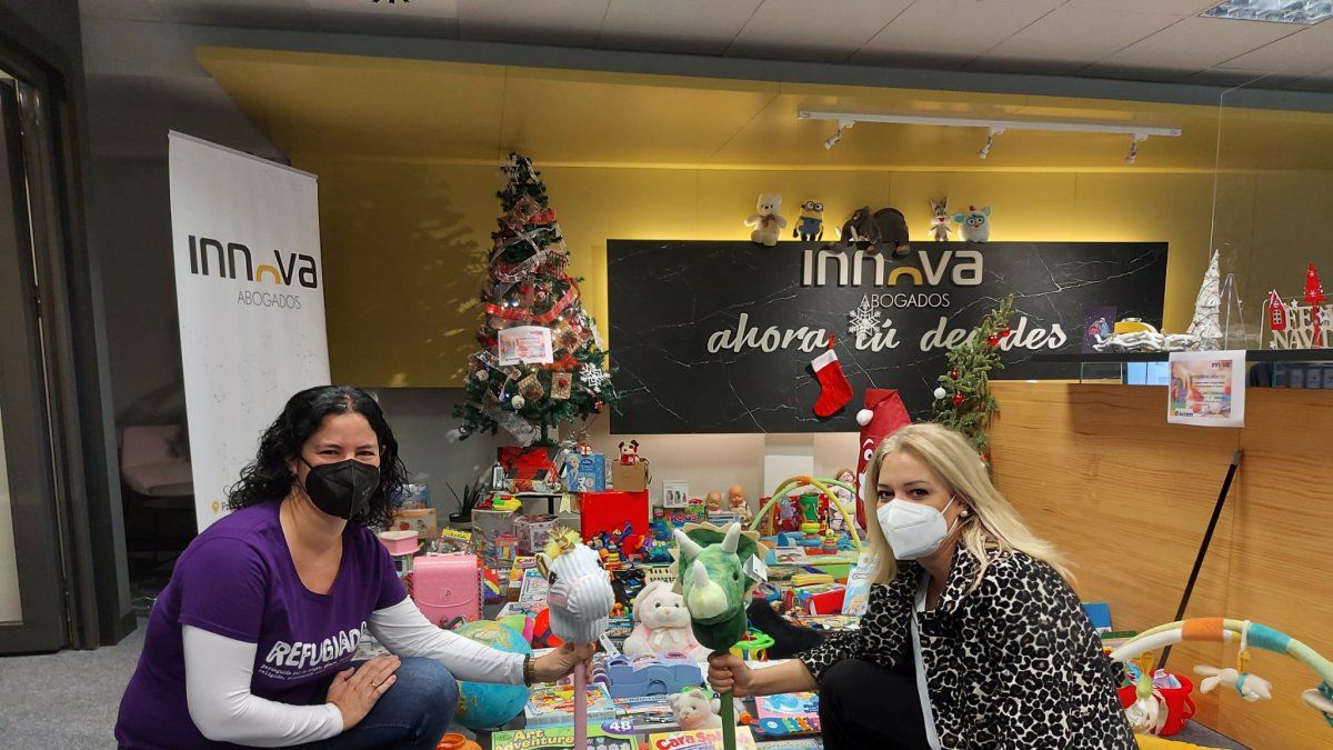 María Martínez de Simón, de Accem, y Beatriz Rodríguez, de Innova Abogados, posan con los juguetes recogidos durante estas semanas ECB