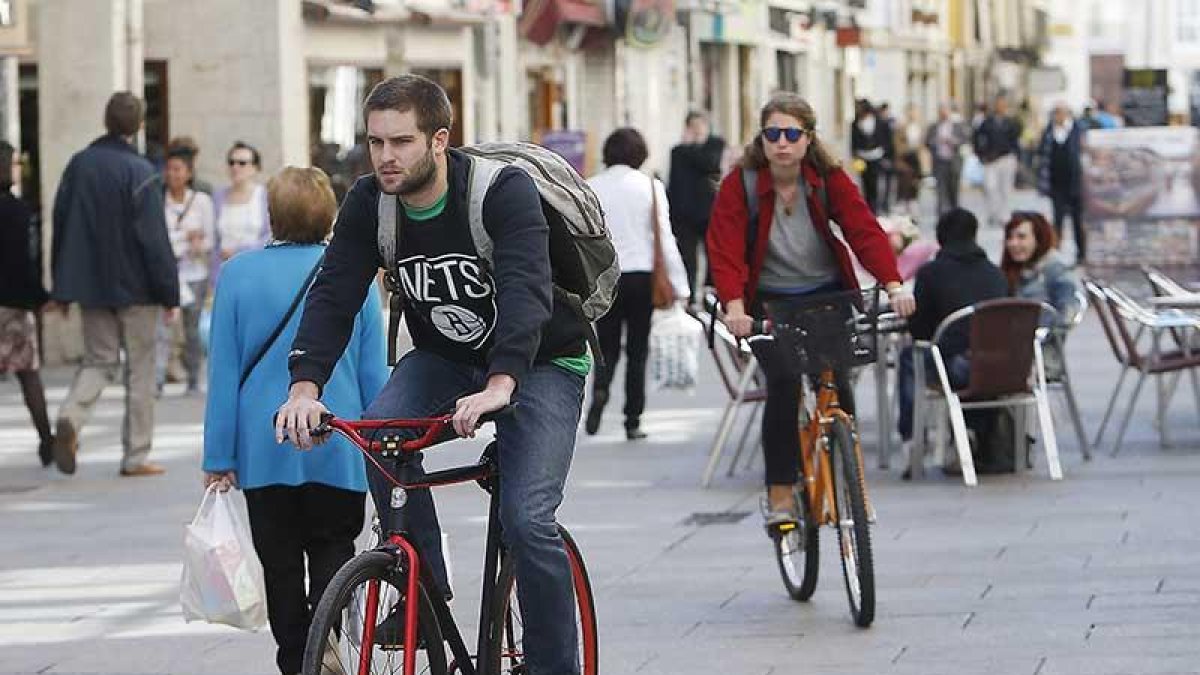 Dos ciclistas circulan por una zona peatonal.-RAÚL G. OCHOA