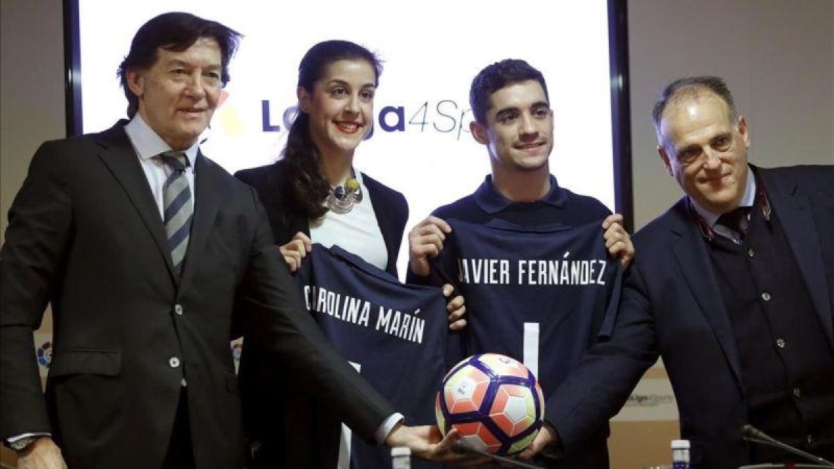 Carolina Marín y Javier Fernández, acompañados por José Ramón Lete, secretario de Estado y Javier Tebas, presidente de LaLiga.-EFE / CHEMA MOYA