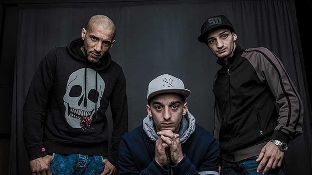 Los tres componentes del grupo posan en la portada del album que se acaba de editar.-ECB