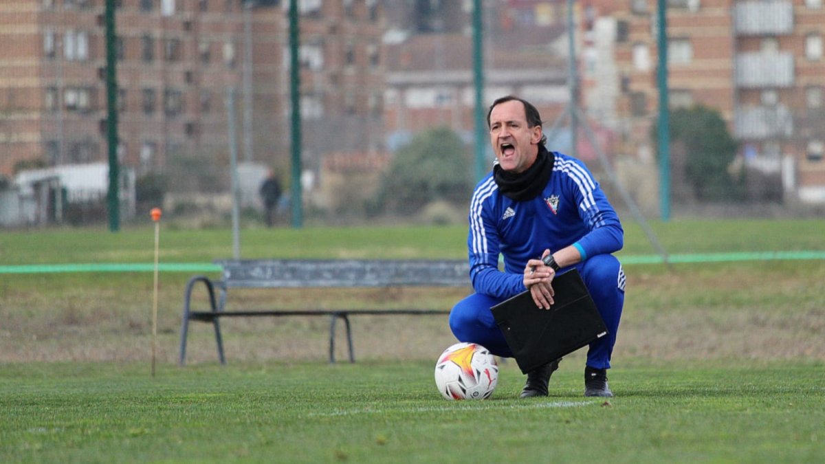 Etxeberria dirige un entrenamiento. CD MIRANDES