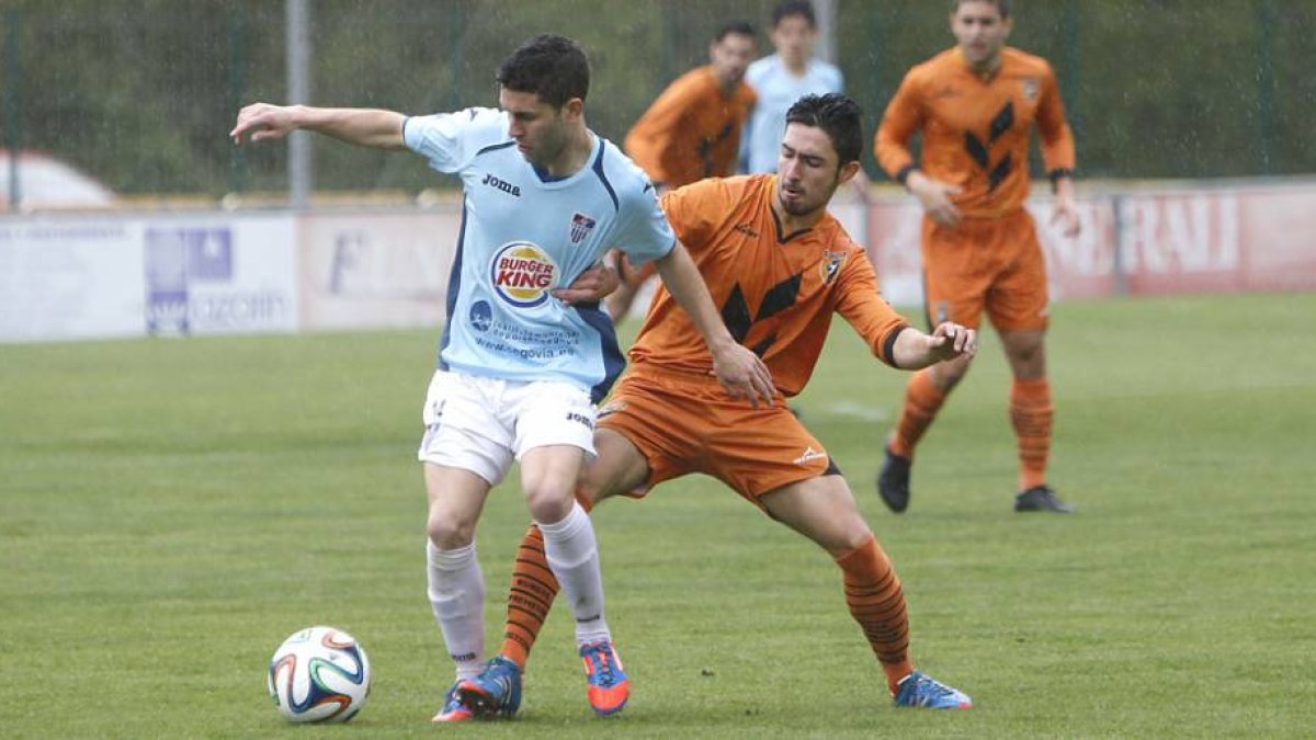 David presiona a un jugador de la Gimnástica Segoviana ayer durante el choque disputado en Castañares.-RAÚL G. OCHOA