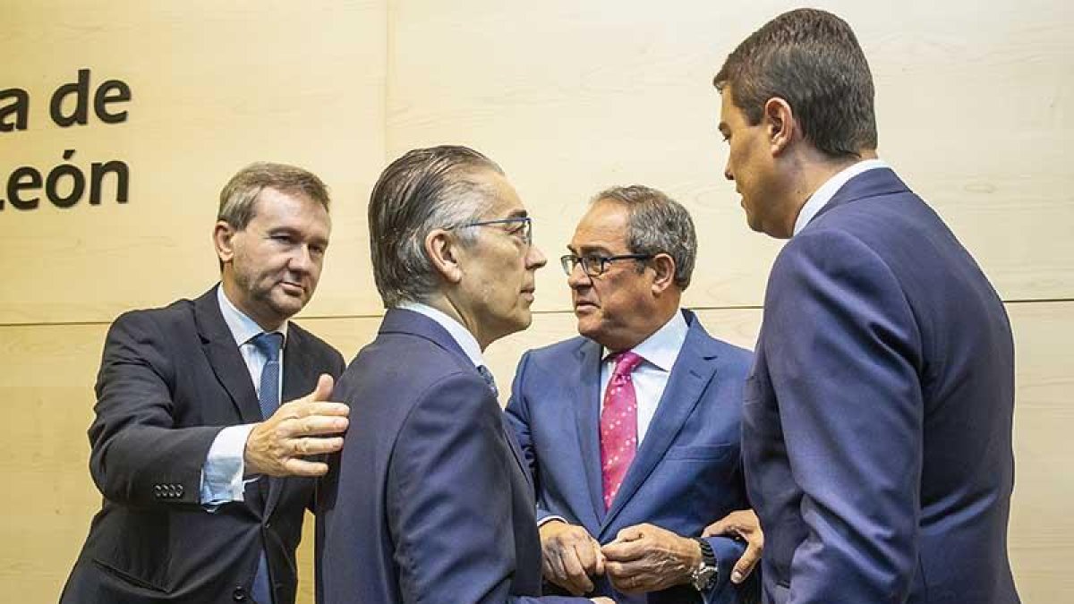 Saiz recibe la congratulación del portavoz del Partido Popular, Javier Lacalle.-SANTI OTERO