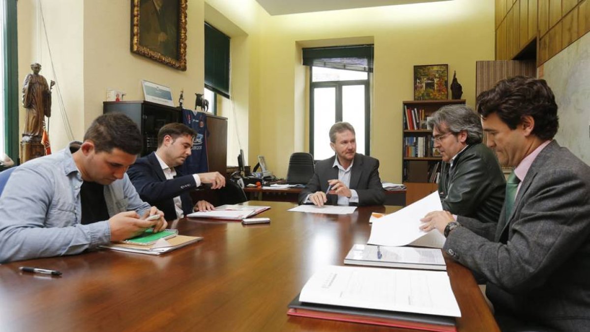 Imagen de la primera reunión de la junta de portavoces.-ISRAEL L. MURILLO