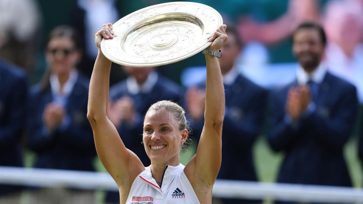 Angelique Kerber levanta su trofeo de Wimbledon.-AFP