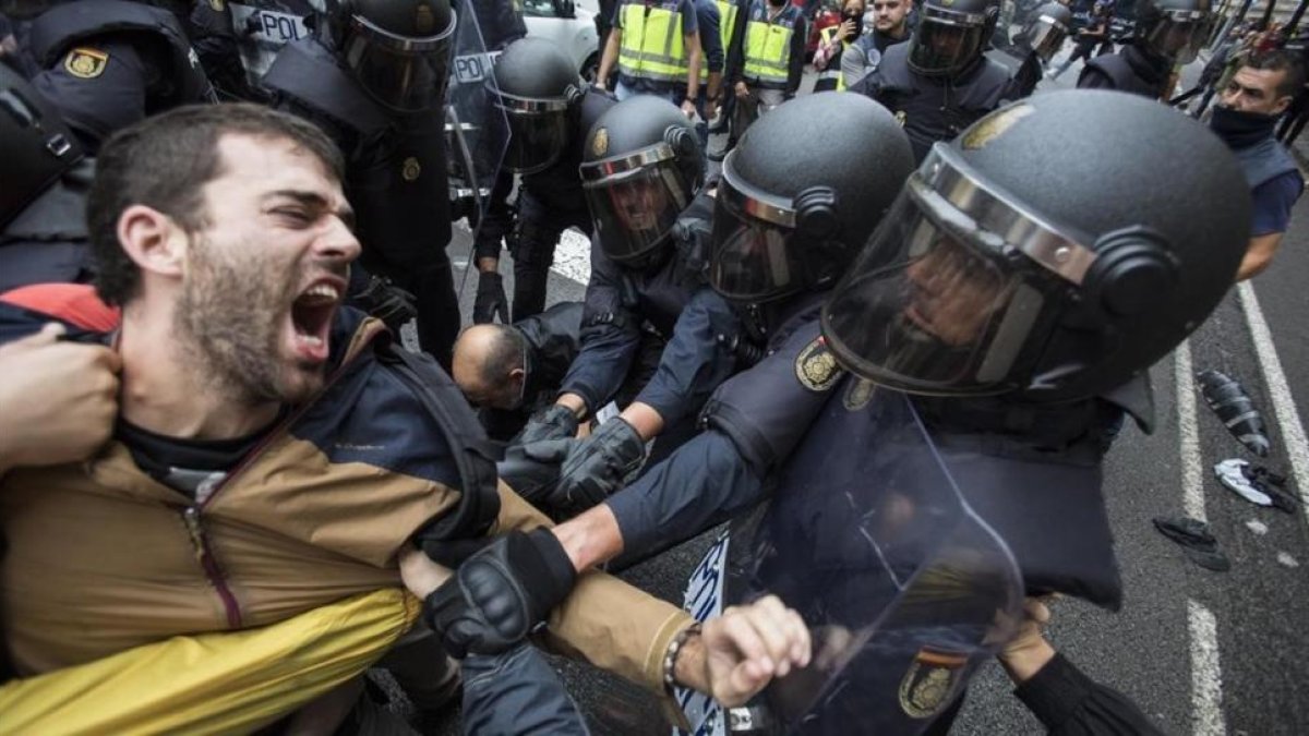 La policia nacional intenta desalojar a las personas concentradas en las puertas del colegio electoral Ramon Llull de Barcelona el 1-O.-FERRAN NADEU