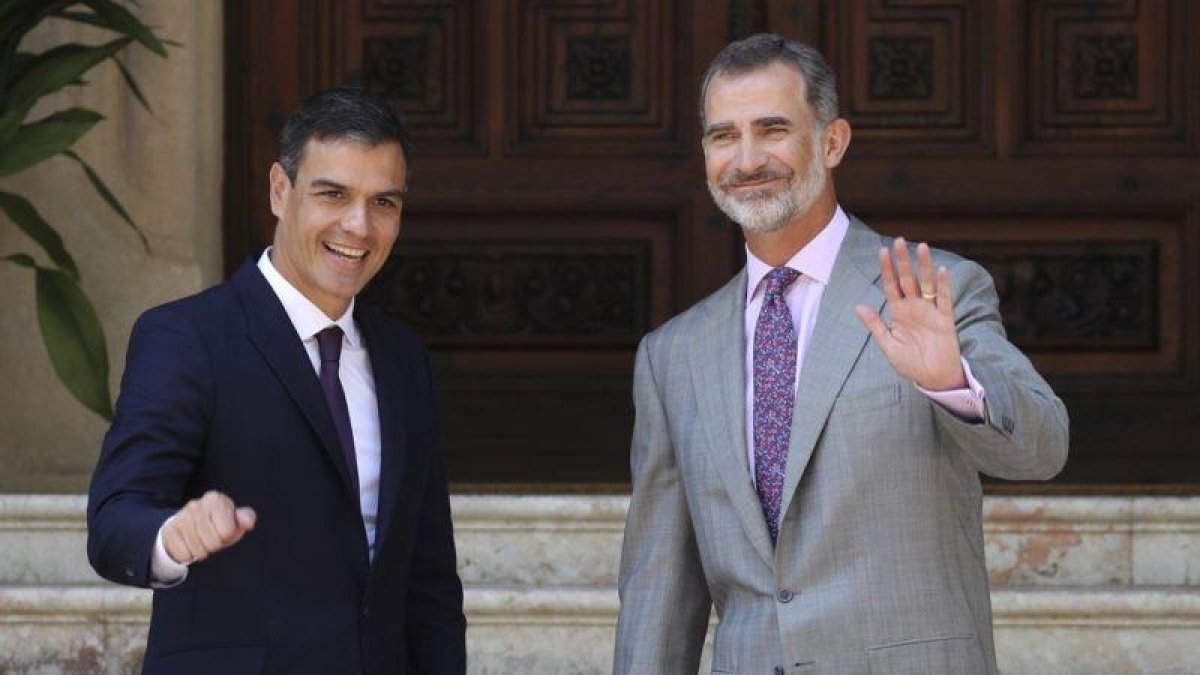 El rey Felipe VI y el presidente del Gobierno, Pedro Sánchez, en el Palacio de Marivent.-BALLESTEROS (EFE)