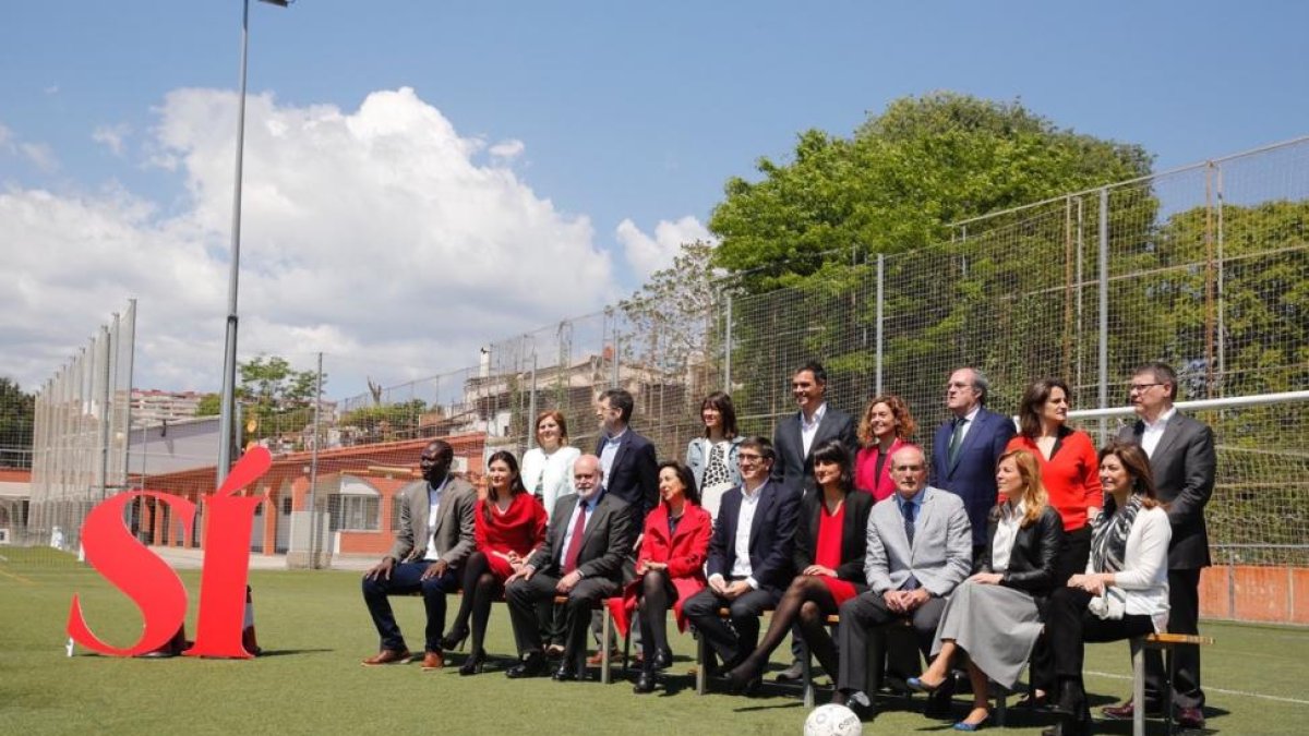 Pedro Sánchez posa para los medios junto a parte de su gobierno en la sombra, en el Parque de Can Buxeres. entre Esplugues y LHospitalet, este domingo.-JOSEP GARCÍA