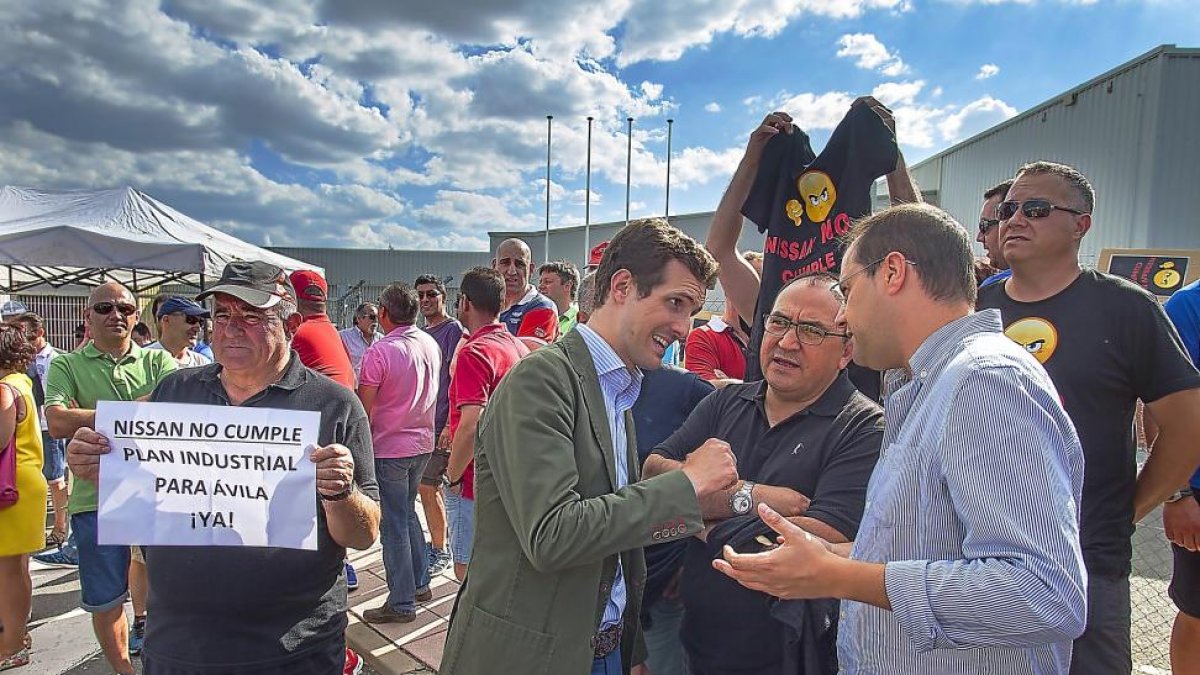 Pablo Casado y César Luena hablan con los trabajadores de la fábrica.-ICAL