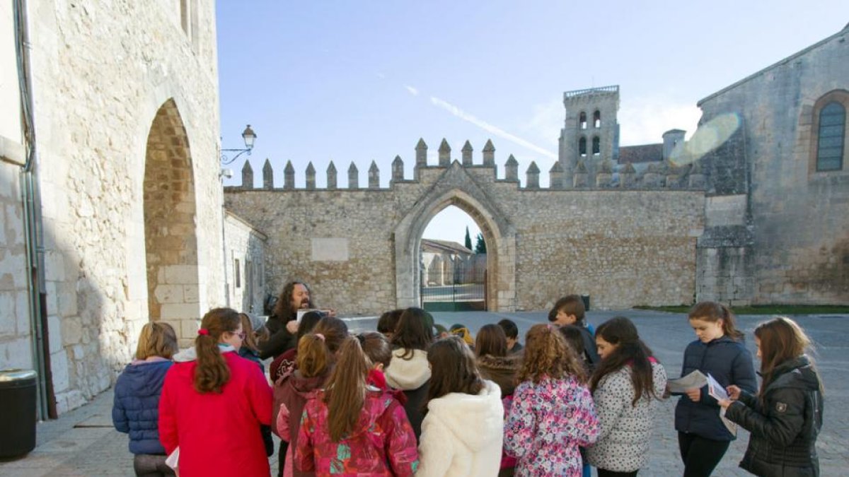 La actividad comenzaba con una visita al Monasterio de Las Huelgas.-