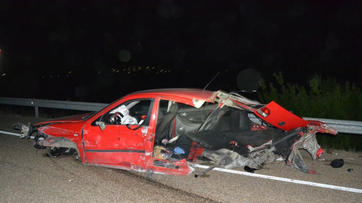 Así quedó uno de los coches implicados en el accidente