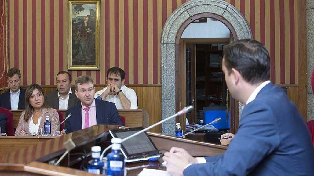 El portavoz del PP en el Ayuntamiento de Burgos, Javier Lacalle, se dirige al alcalde de Burgos, Daniel de la Rosa, durante el Pleno.-RAÚL G. OCHOA