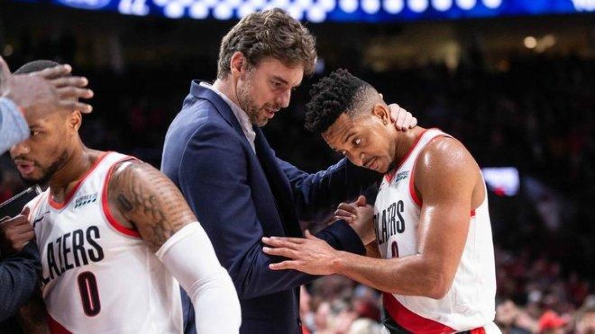 Pau Gasol alienta a CJ McCollum durante un partido de los Portland Trail Blazers.-TWITTER/ PAU GASOL