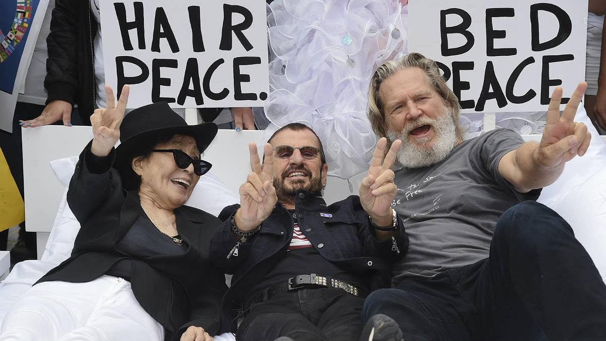 Yoko Ono instala su cama de la paz con Lennon en el centro de Nueva York.-EFE