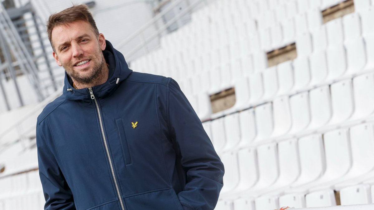 El director deportivo del Burgos CF en la grada de El Plantío. TOMÁS ALONSO