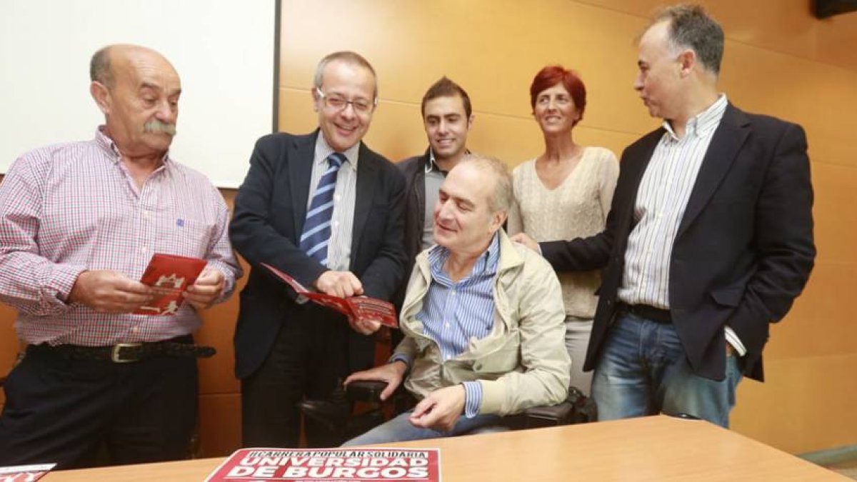 Organizadores y patrocinadores charlan antes del acto celebrado ayer en la UBU.-RAÚL OCHOA
