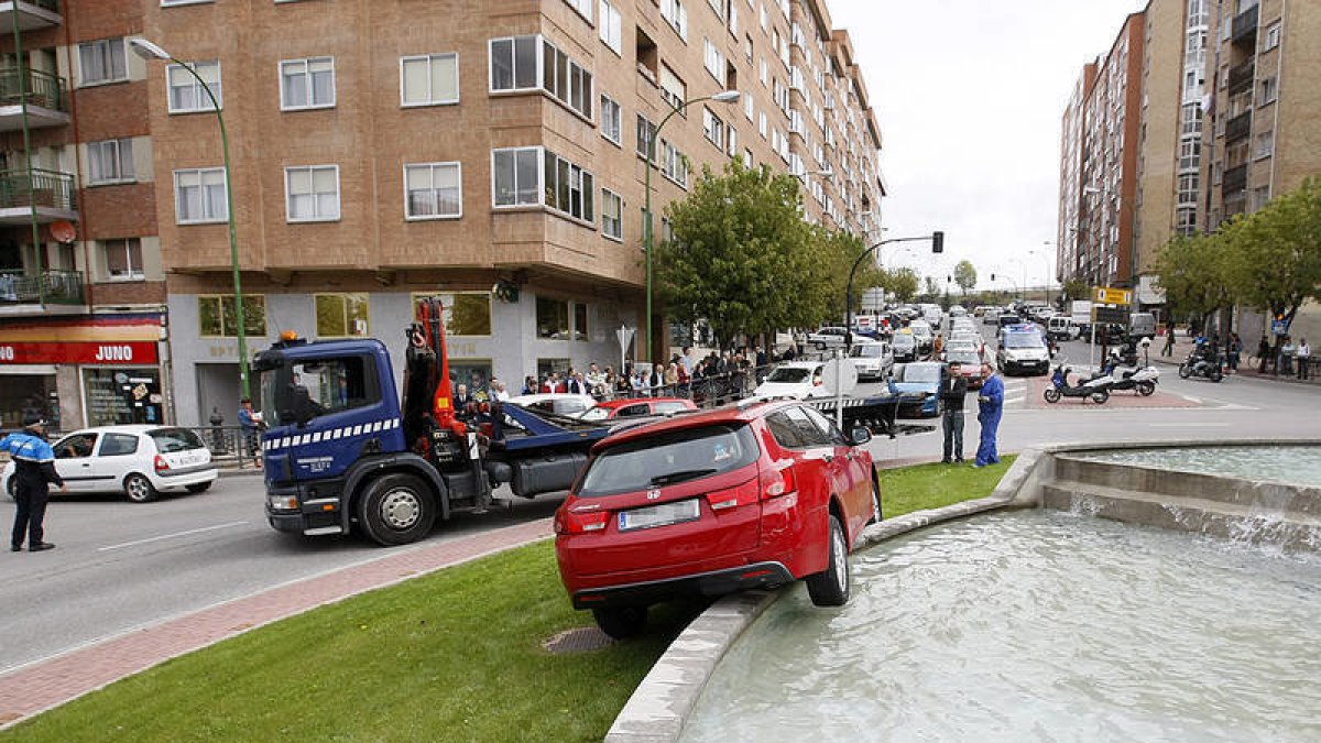 Accidente en la rotonda que une las calles Legión Española y Madrid. ECB