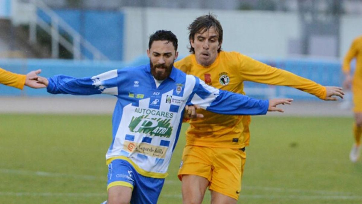Prosi persigue a Nico en el partido de la primera vuelta disputado en El Montecillo.-ALBERTO CALVO