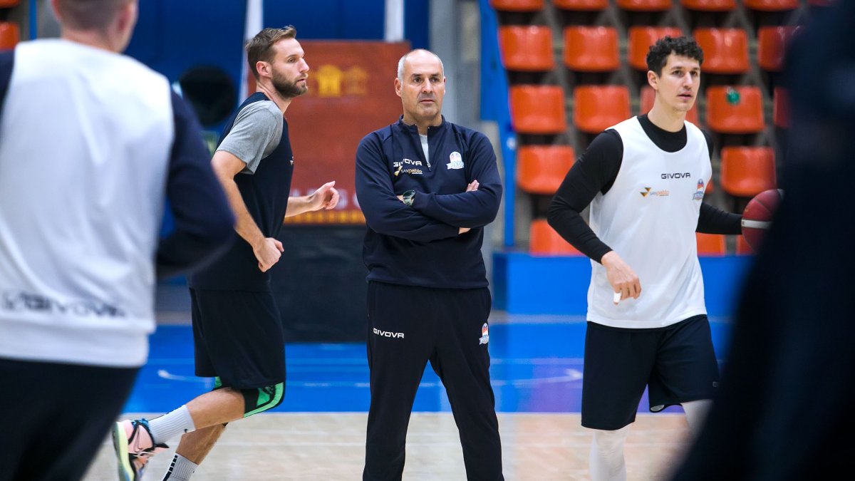 Curro Segura al frente de su primer entrenamiento con el Hereda San Pablo. Tomás Alonso