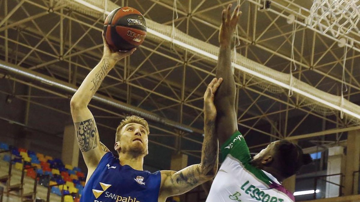 Javi Vega anota ante el jugador del Unicaja Lessort, ayer, en Guadalajara.-ACB PHOTO / E. COBOS