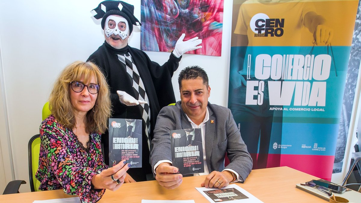 Belén Marticorena y Raúl Martinez, de la Asociación Comerciante Centro Burgos muestran las cartillas donde tendrán que completar ocho enigmas. TOMÁS ALONSO