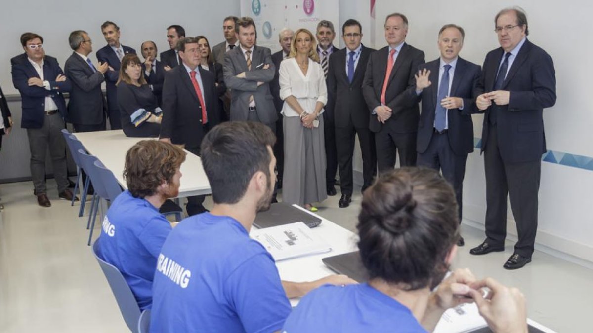 En la imagen, Herrera, durante su visita a la nueva instalación de Grupo Antolín.-SANTI OTERO