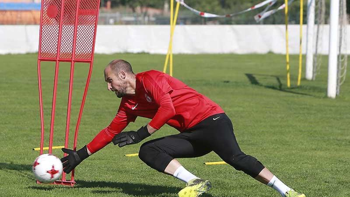 Mikel Saizar en acción durante un entrenamiento de pretemporada en Castañares-Raúl G. Ochoa