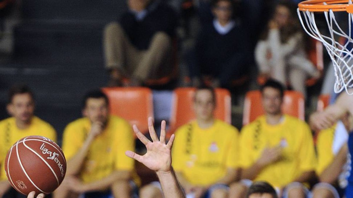 El base Augustas Peciukevicius entra a canasta ante la oposición de un jugador de Fuenlabrada-I. L. Murillo