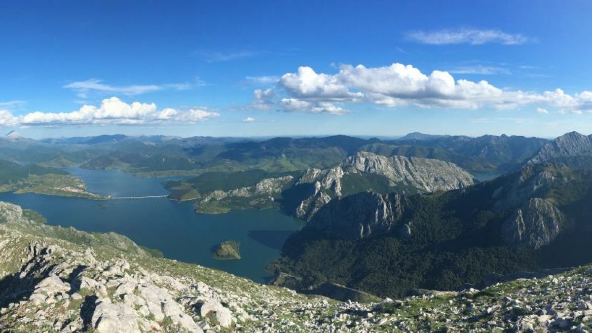 Espectacular panorámica del pantano y las montañas de Riaño que se logra desde la cumbre del Yordas-N. SÁEZ