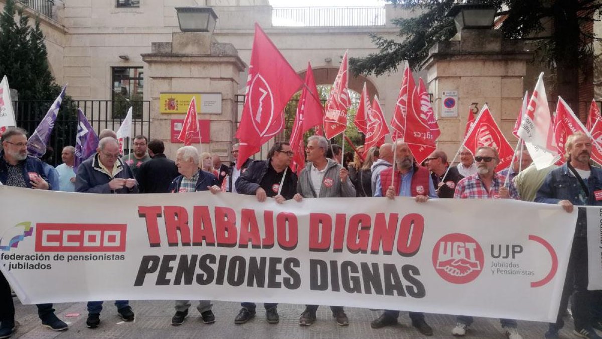 Alrededor de un centenar de pensionistas secundaron la manifestación de ayer frente a la Subdelegación.-D. S. M.
