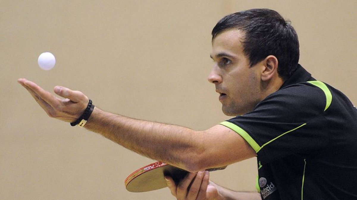 Denis Conic arma el saque durante un partido.-ISRAEL L. MURILLO
