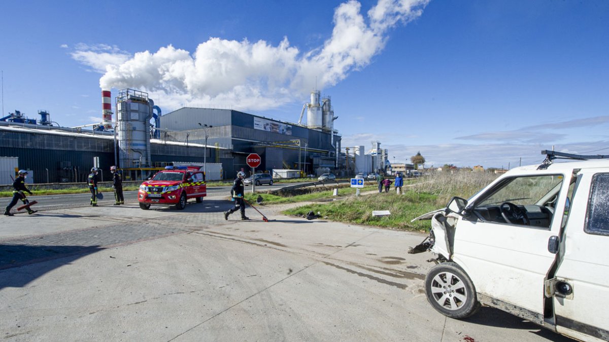 El accidente se produjo frente a la fábrica de Kronospan. ISRAEL L. MURILLO
