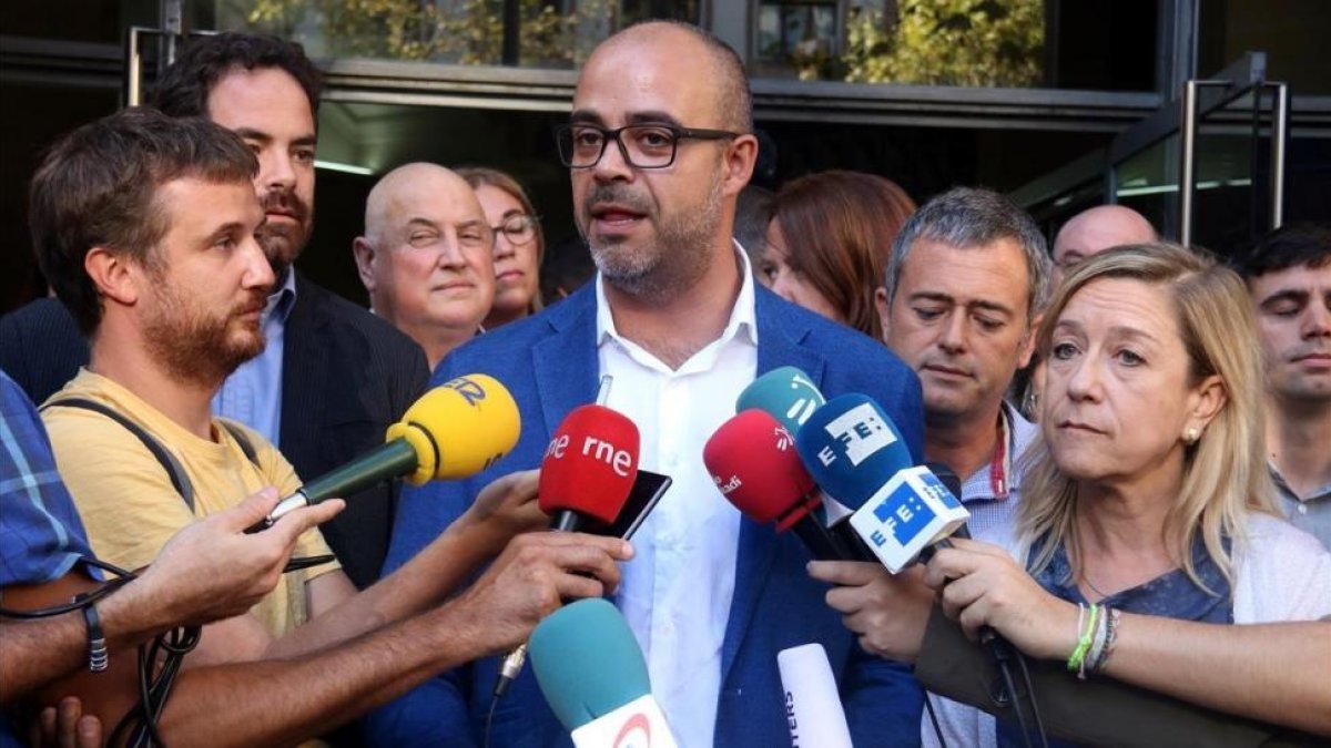 Neus Lloveras y Miguel Buch, hace unos días atendiendo a los medios de comunicación.-JOSEP RAMÓN TORNE