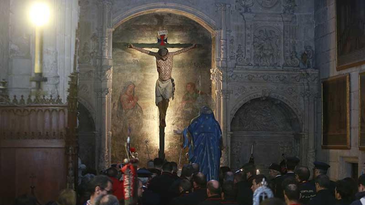 El momento del Encuentro entre las dos imágenes de la Hermandad resultó emotivo y de gran belleza, aunque se produjera en el interior de la iglesia por el mal tiempo.-RAÚL OCHOA