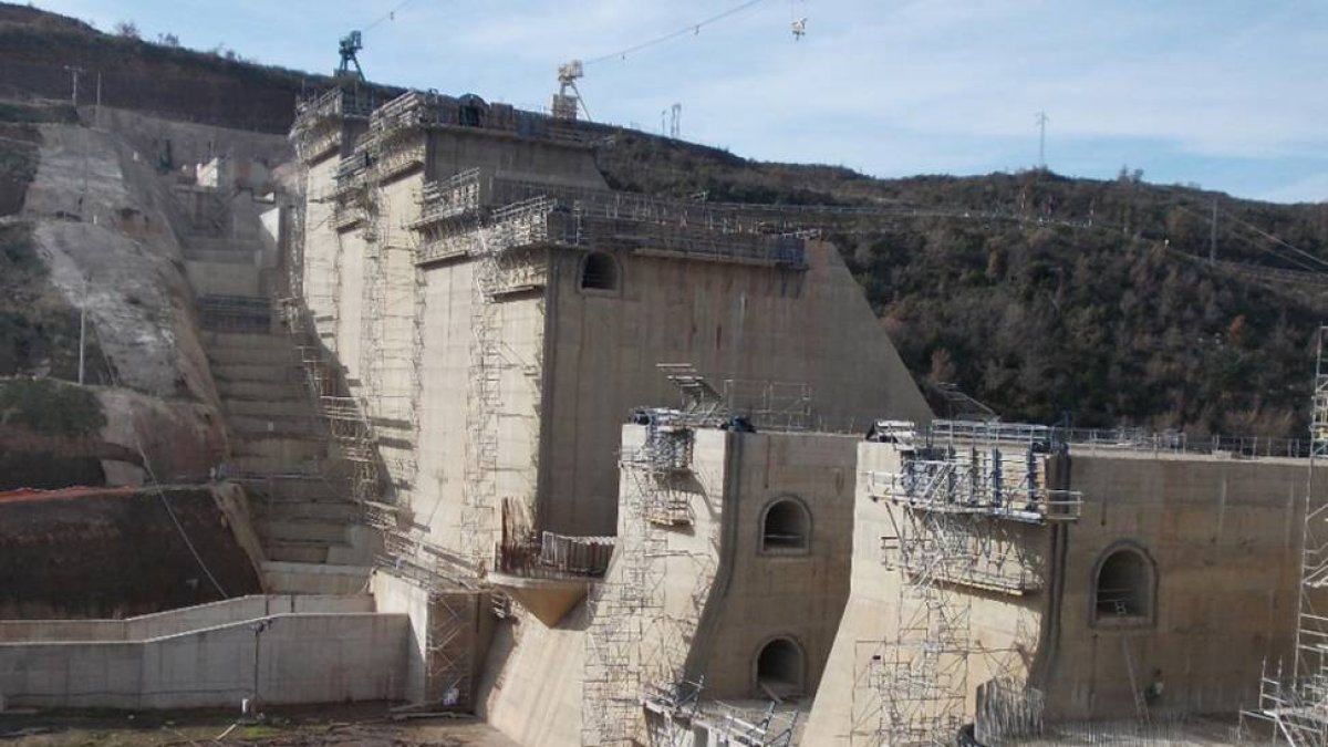 La estructura dle muro se hallaba en diciembre de 2014, sin embargo, concluida en un 70%-ECB