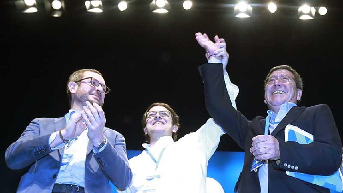 Alfonso Fernánez Mañueco, junto a Javier Maroto y César Rico, recibe el aplauso del PP burgalés.-RAÚL OCHOA
