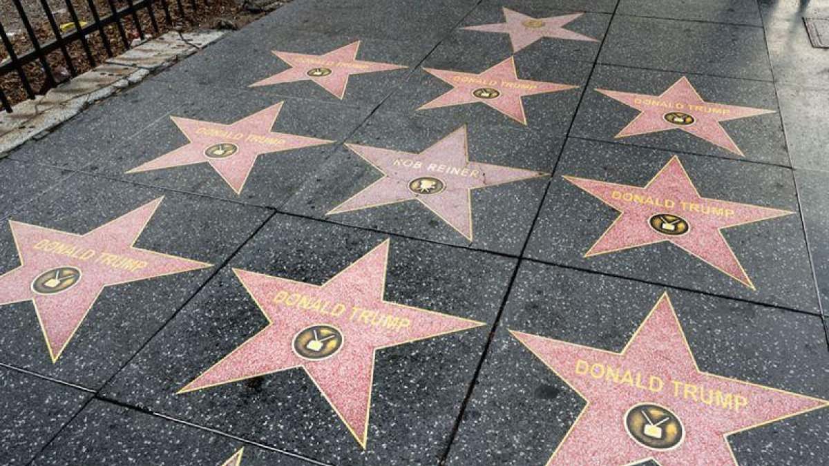 Pegatinas de la estrella de Donald Trump que han aparecido en el Paseo de la Fama de Hollywood.-EL PERIÓDICO